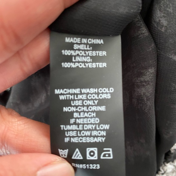 VINCE CAMUTO Floral LongSleeve tops. Medium - Picture 5 of 10